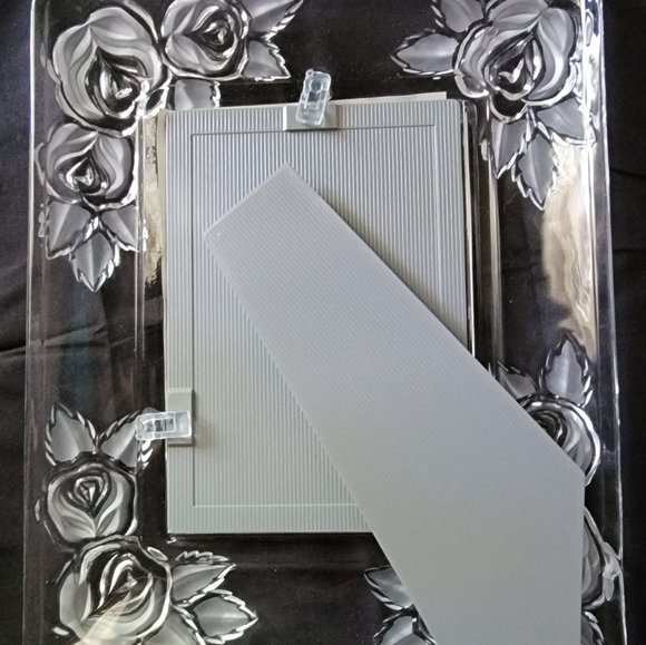 Fifth Avenue Crystal 5x7 frame inlaid rose - Picture 3 of 5
